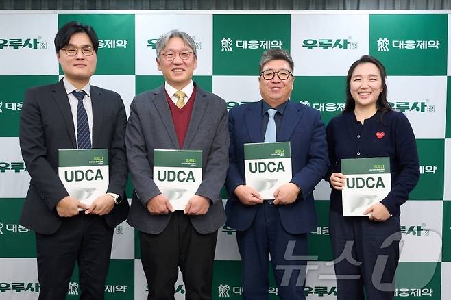 장동기 보라매병원 교수(왼쪽부터), 이상협 서울대병원 교수, 장재영 순천향대서울병원 교수, 장영 순천향대서울병원 교수가 심포지엄을 마친 뒤 기념 촬영을 하고 있다.(대웅제약 제공)/뉴스1