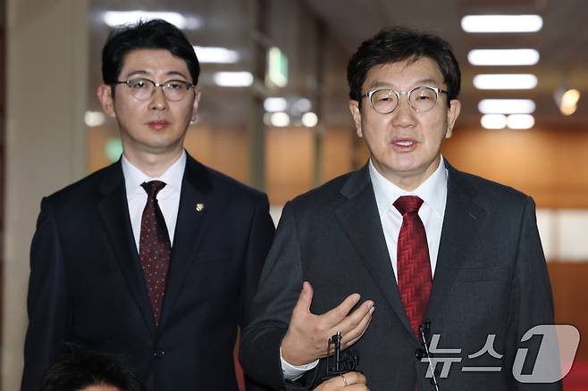 권성동 국민의힘 원내대표가 17일 오후 서울 여의도 국회에서 열린 특검법 협의를 위한 국회의장 주재 여야 원내대표 회동을 마친뒤 의장실을 나서며 취재진의 질문에 답하고 있다. 2025.1.17/뉴스1 ⓒ News1 이광호 기자