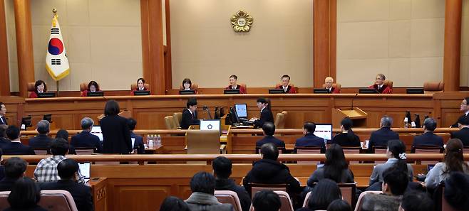 윤석열 대통령 탄핵 심판 두 번째 변론 기일이 진행된 16일 오후 서울 종로구 헌법재판소 대심판정. 왼쪽부터 정계선, 김복형, 정정미, 이미선, 문형배, 김형두, 정형식, 조한창 헌법재판관. /김지호 기자