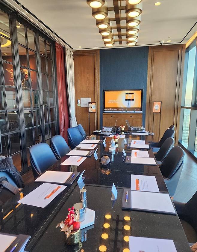 엘리자베스아덴 뉴욕 본사 담당자들이 참석한 버추얼 미팅 현장