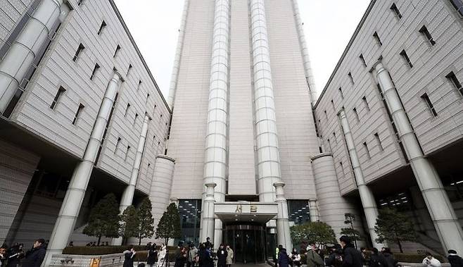 윤석열 대통령이 체포적부심사에 불출석한 16일 오후 서울 서초구 중앙지방법원에서 취재진이 대기하고 있다.ⓒ연합뉴스