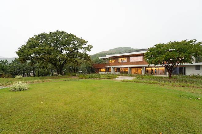 리모델링돼 40년 만에 전면 개방된 옛 부산시장 관사 ‘도모헌’의 ‘소소풍 정원’. 부산시 제공