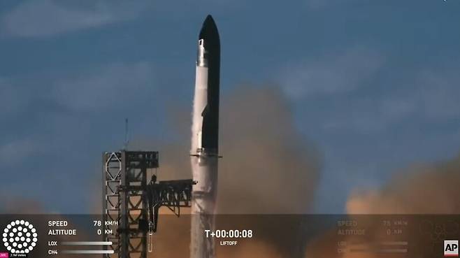 스페이스엑스의 역대 최강 로켓 스타십이 16일(현지시각) 7차 시험비행을 위해 이륙하고 있다. 웹방송 갈무리