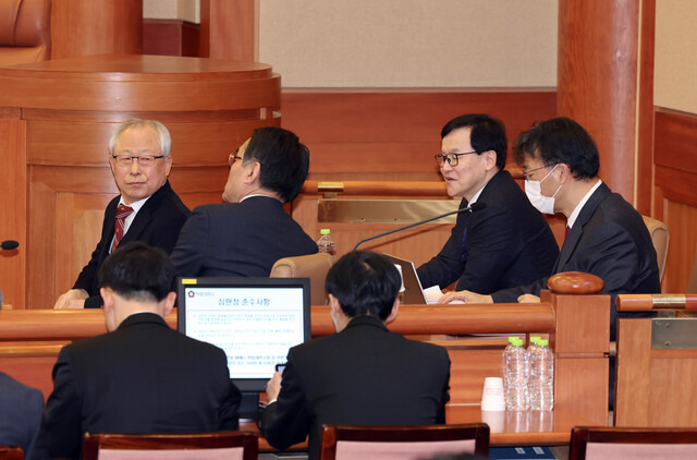 윤석열 대통령 측 변호인단이 16일 서울 종로구 헌법재판소에서 열린 윤석열 대통령 탄핵심판 사건 2차 변론기일에 출석해 있다. 왼쪽부터 조대현 전 헌법재판관, 배보윤 변호사, 배진한 변호사, 차기환 변호사. 김태형 기자 xogud555@hani.co.kr
