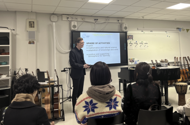 지난달 1~8일간 진행된 디지털교육연구대회 우수입상자 글로벌 역량 강화 연수에서 참여자들이 핀란드의 한 고등학교에서 현장 강연을 듣고 있다. 교육부 제공