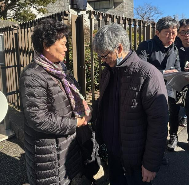 일본 정부를 상대로 야스쿠니신사 한국인 무단 합사 취소 소송을 제기한 원고 박남순(맨 왼쪽)씨와 박씨 변호인인 아사노 후미오(왼쪽 두 번째) 변호사가 17일 일본 도쿄 최고재판소 앞에서 원고패소 판결을 받아든 뒤 손을 맞잡고 서로를 위로하고 있다. 도쿄=류호 특파원