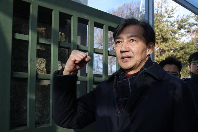 자녀 입시 비리와 청와대 감찰 무마 혐의로 대법원으로부터 징역 2년 실형을 확정 받은 조국 전 조국혁신당 대표가 지난달 16일 오전 경기도 의왕시 서울 구치소로 수감되기 전 지지자들에게 주먹을 쥐어보이며 인사하고 있다. 뉴스1