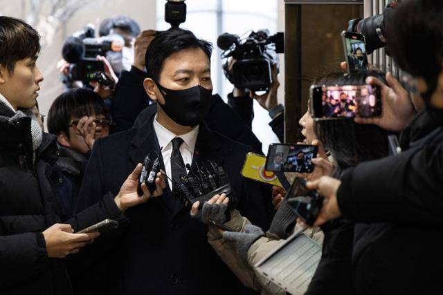 김성훈 대통령경호처 차장이 17일 서울 서대문구 경찰청 국가수사본부 특별수사단에 출석하며 취재진 질문에 답변하고 있다. 김 차장은 고위공직자범죄수사처와 경찰의 윤석열 대통령 체포영장 집행 시도를 저지한 혐의를 받고 있다. 공동취재단