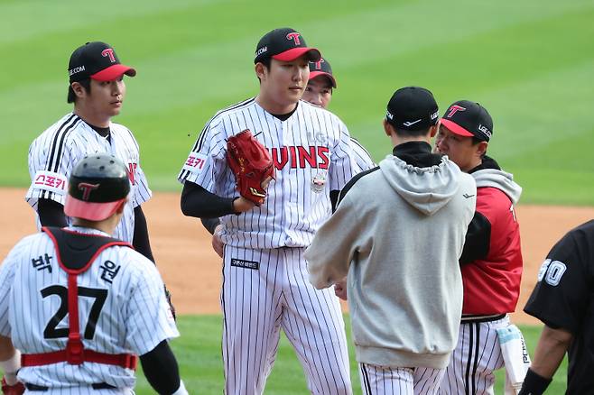 19일 오후 잠실야구장에서 열린 삼성라이온즈와 LG트윈스의 2024 신한쏠뱅크 KBO포스트시즌 플레이오프 4차전. LG 투수 손주영이 8회 교체되고 있다. 잠실=정시종 기자 capa@edaily.co.kr /2024.10.19.