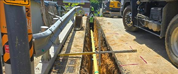 대성에너지 관계자가 도시가스 배관 설치작업을 하고 있다 [사진=달성군]