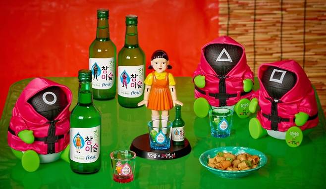 참이슬 오징어게임 에디션과 콜라보 굿즈. / 사진=하이트진로 제공