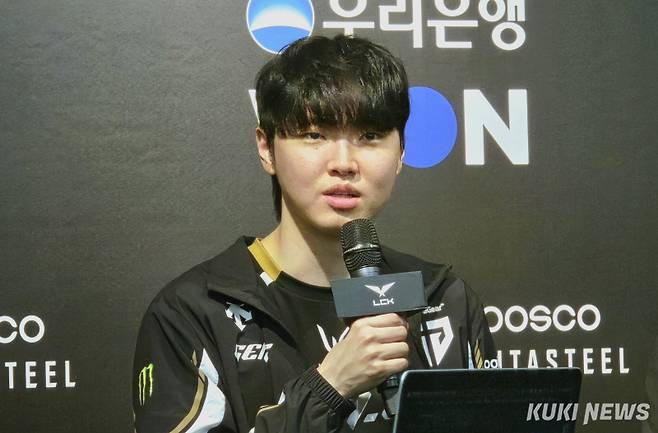 ‘쵸비’ 정지훈이&nbsp;17일 서울 종로구 롤파크 LCK 아레나에서 열린 ‘2025 LCK컵’ 한화생명e스포츠와 경기를 치른 뒤 기자회견에 임하고 있다. 김영건 기자
