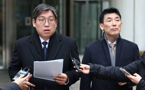 김용현 전 국방부 장관 변호인단 유승수(왼쪽) 이하상 변호사가 16일 서울 서초구 서울중앙지법에서 열린 김 전 장관 내란중요임무종사 등 혐의 사건의 첫 공판준비기일을 마친 뒤 김 전 장관의 입장문을 발표하고 있다. 연합뉴스