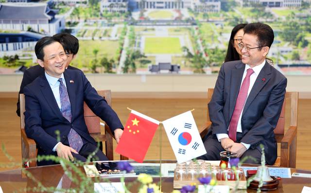 이철우 경북도지사가 17일 도청을 방문한 다이빙(戴兵) 신임 주한 중국대사와 만나 올가을 경주에서 열리는 아시아태평양경제협력체(APEC) 정상회의에 시진핑 중국 국가주석의 참석을 요청했다.   경북도 제공