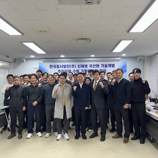 (왼쪽 네번째부터) 이상준 서울과학기술대학교 교수와 방민태 미래기술융합원 원장, 김진수 한양대학교 교수 등 관계자들이 단체사진을 촬영하고 있다. [사진 = 한국동서발전]