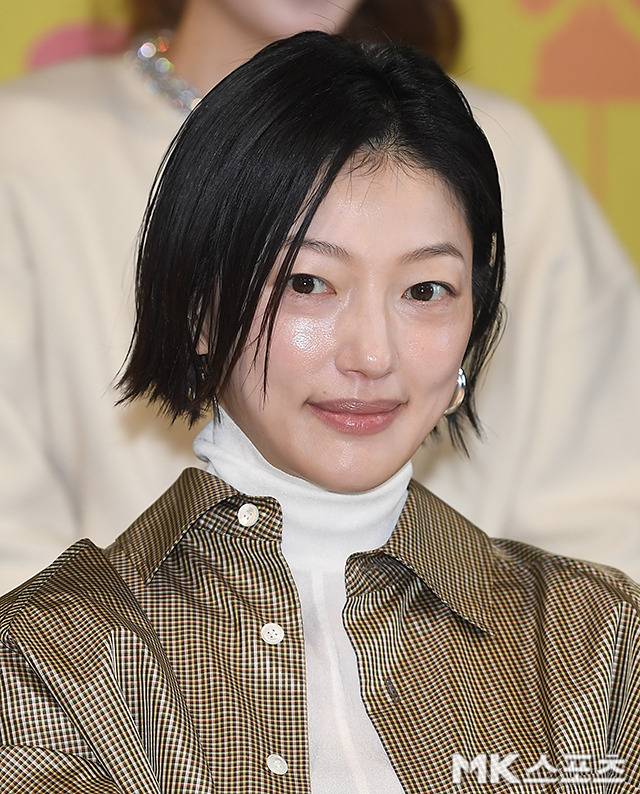 이엘이 15일 오후 서울 종로구 대학로 예술가의 집에서 열린 연극 ‘꽃의 비밀’ 기자간담회에 참석하며 독보적인 패션 센스를 뽐냈다. 사진=천정환 기자