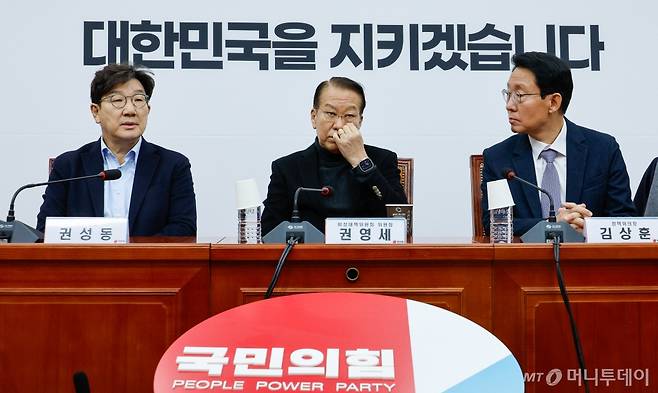 권성동 국민의힘 원내대표(왼쪽부터), 권영세 비상대책위원장, 김상훈 정책위의장이 15일 오전 서울 여의도 국회에서 고위공직자범죄수사처(공수처)의 윤석열 대통령 체포영장 집행 관련 긴급 회의를 하고 있다. 2025.1.15/사진=뉴스1 /사진=(서울=뉴스1) 안은나 기자