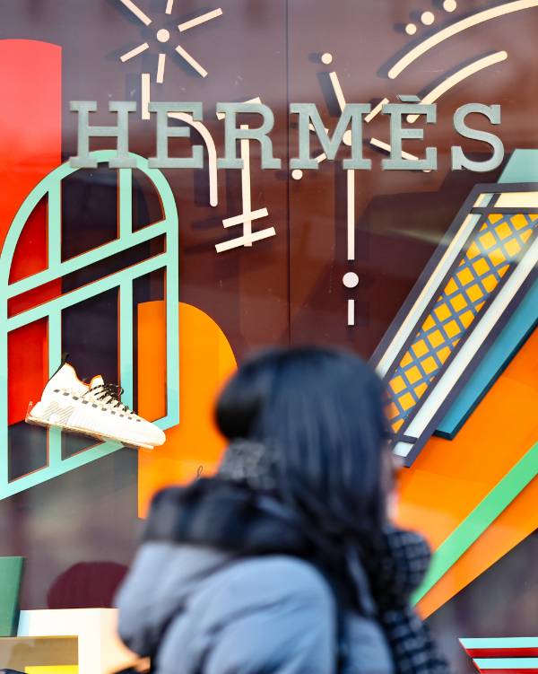 [서울=뉴시스] 황준선 기자 = 명품 브랜드 에르메스(Hermes)가 오는 3일부터 가방, 의류, 장신구 등의  제품 가격을 평균 10% 이상 인상할 것으로 알려졌다. 루이비통, 샤넬, 구찌, 프라다 등 주요 명품 브랜드들도 연초 주요 품목 가격을 인상할 전망이다. 사진은 2일 오전 서울 시내 한 에르메스 매장 모습. 2025.01.02. hwang@newsis.com /사진=황준선