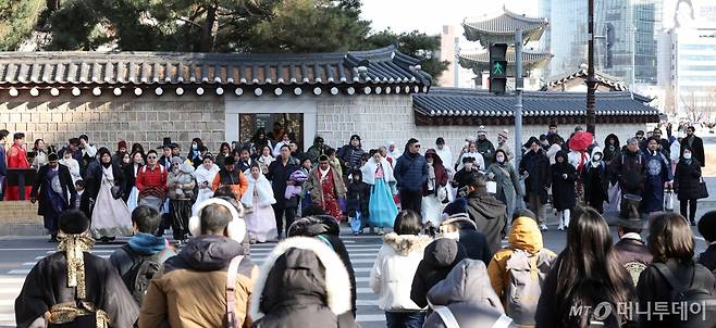 [서울=뉴시스] 김금보 기자 = 26일 서울 종로구 경복궁 일대가 외국인 관광객으로 북적이고 있다.  정부는 26일 '관광시장 안정화 대책'을 발표했다. '전자 여행 허가제'(K-ETA) 한시 면제 적용 국가·지역 대상 면제 기간을 내년 12월까지로 연장한다. 업계에는 내년 1월부터 5365억원 규모 일반 융자, 1000억원 규모 이자 보전, 700억원 규모 신용 보증부 대출 등을 지원한다. 2024.12.26. kgb@newsis.com /사진=김금보