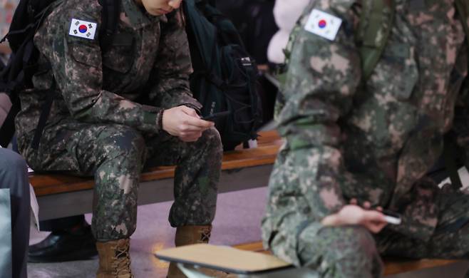 국방부가 '경제금융' 과목을 통제과목으로 지정했다. 사진은 기사와 관련 없는 지난해 4월5일 서울역에서 군인이 휴대전화를 사용하는 모습. /사진=뉴스1