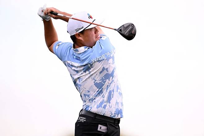 임성재가 17일(한국시간) 미국 캘리포니아주 라킨타의 피트 다이 스타디움 코스에서 열린 PGA 투어 아메리칸 익스프레스 1라운드에서 16번홀 티샷을 하고 있다.   [AFP]