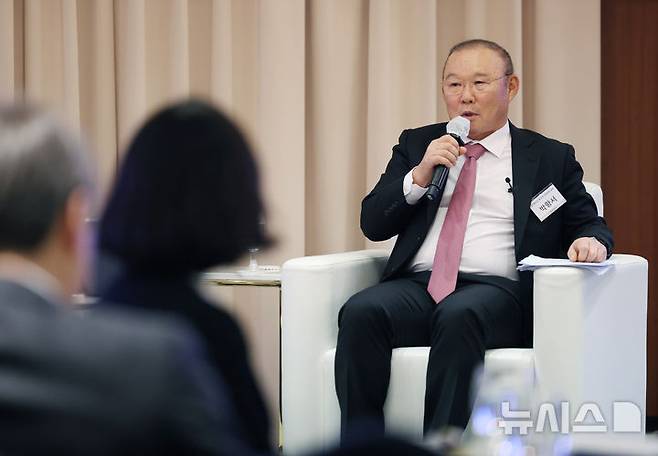 [서울=뉴시스] 김진아 기자 = 박항서 베트남 박린FC 고문(전 베트남 축구대표팀 감독)이 16일 서울 소공동 롯데호텔서울에서 열린 '제1기 뉴시스 여성 CEO 리더십 아카데미'에서 1회차 강연을 하고 있다. 2025.01.16. bluesoda@newsis.com