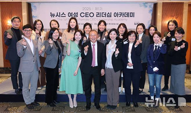 [서울=뉴시스] 김진아 기자 = 박항서 베트남 박린FC 고문(전 베트남 축구대표팀 감독)이 16일 오후 서울 중구 소공동 롯데호텔서울에서 열린 ‘제1기 뉴시스 여성 CEO 리더십 아카데미 입학식’에서 1회차 강연을 마친 뒤 수강생들과 함께 기념촬영하고 있다. 2025.01.16. bluesoda@newsis.com