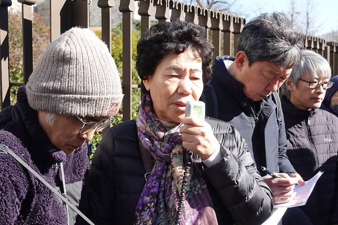 일본 최고재판소(대법원)가 17일 한국인 합사자 유족 27명이 2013년 제기한 야스쿠니신사 합사 취소 소송에서 원고들이 책임을 물을 수 있는 법정 기간(제척기간)인 20년이 지났다면서 원고 청구를 기각하는 결정을 내리자 원고 박남순 씨가 입장을 밝히고 있다. 연합뉴스