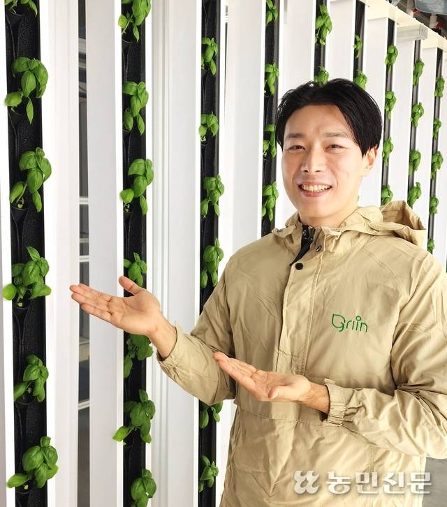 권기표 그린 대표가 세로형 수직재배 스마트팜 시설을 소개하고 있다.