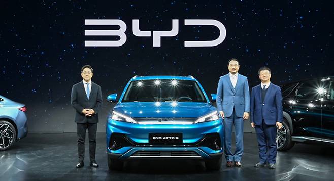 16일 인천 중구 상상플랫폼에서 열린 BYD 브랜드 출범식에서 류쉐량 BYD 아시아태평양 자동차 영업사업부 총경리(가운데), 딩하이미아오 BYD코리아 대표(오른쪽), 조인철 BYD코리아 승용사업 부문 대표가 아토3와 함께 포즈를 취하고 있다. BYD코리아 제공