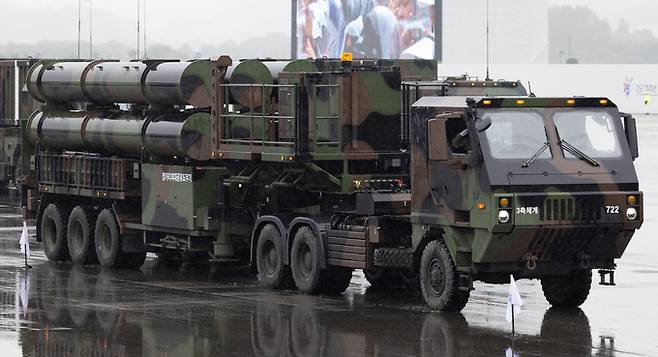 L-SAM 발사대 차량이 도로에서 천천히 이동을 하고 있다. 세계일보 자료사진