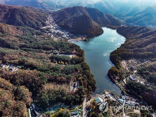 명성산 아래 산정호수 [연합뉴스 자료사진]