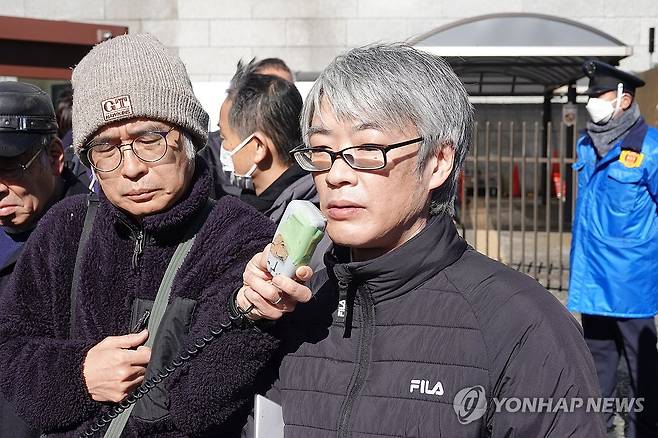 야스쿠니신사 합사 철회 요구 기각 뒤 입장 밝히는 원고 측 일본 변호인 (도쿄=연합뉴스) 박성진 특파원 = 일본 최고재판소(대법원)가 17일 한국인 합사자 유족 27명이 2013년 제기한 야스쿠니신사 합사 취소 소송에서 원고들이 책임을 물을 수 있는 법정 기간(제척기간)인 20년이 지났다면서 원고 청구를 기각하는 결정을 내리자 원고 측 변호인인 아사노 후미오(오른쪽) 씨가 도쿄 최고재판소 앞에서 입장을 밝히고 있다. 아사노 변호인은 "재판관 다수 의견은 민법의 제척기간을 적용해 상고를 기각했다"면서 "권리행사를 할 수 없게 하는 매우 부당한 결론"이라고 비판했다. 2025.1.17 sungjinpark@yna.co.kr