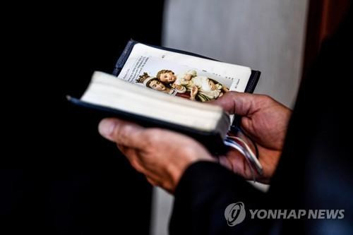 성경 읽는 한 남성 [EPA 연합뉴스 자료사진. 재판매 및 DB 금지]