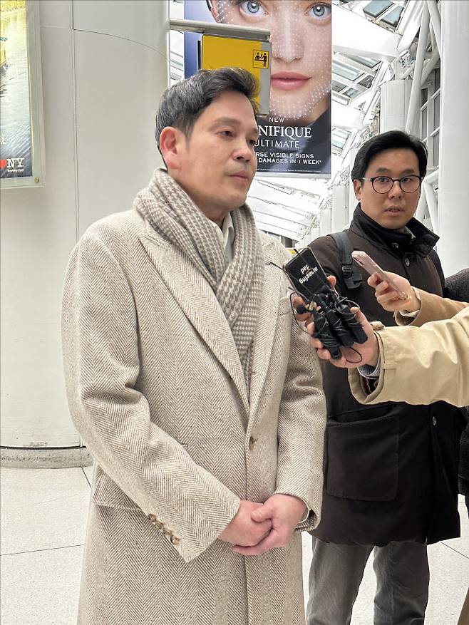 정용진 신세계 회장이 17일(현지시간) 뉴욕 J.F.K공항에서 한국 기자들과 인터뷰를 하고 있다. (사진=김상윤 특파원)
