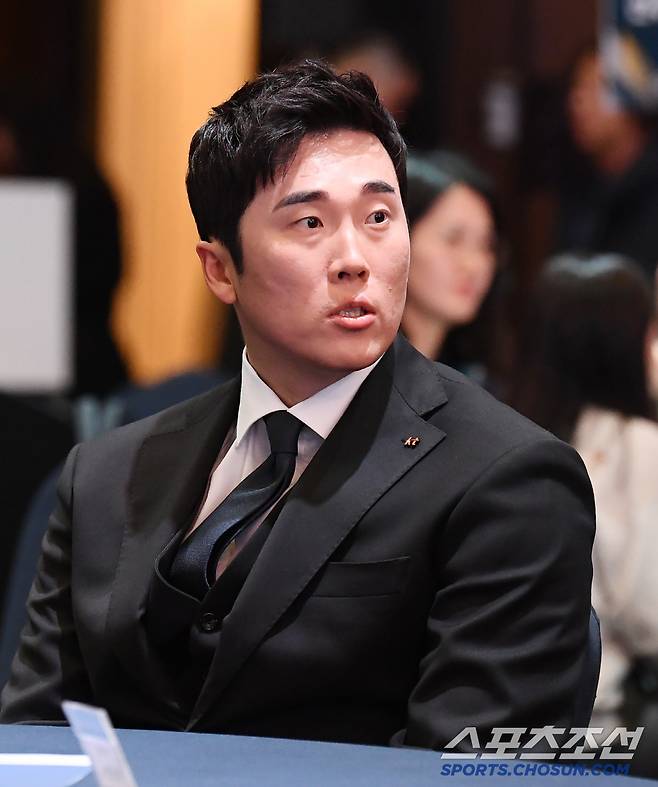 2024 KBO 시상식이 26일 오후 서울 송파구 롯데호텔월드에서 열렸다. KT로 이적한 허경민이 행사 시작을 기다리고 있다. 정재근 기자 cjg@sportschosun.com/2024.11.26/