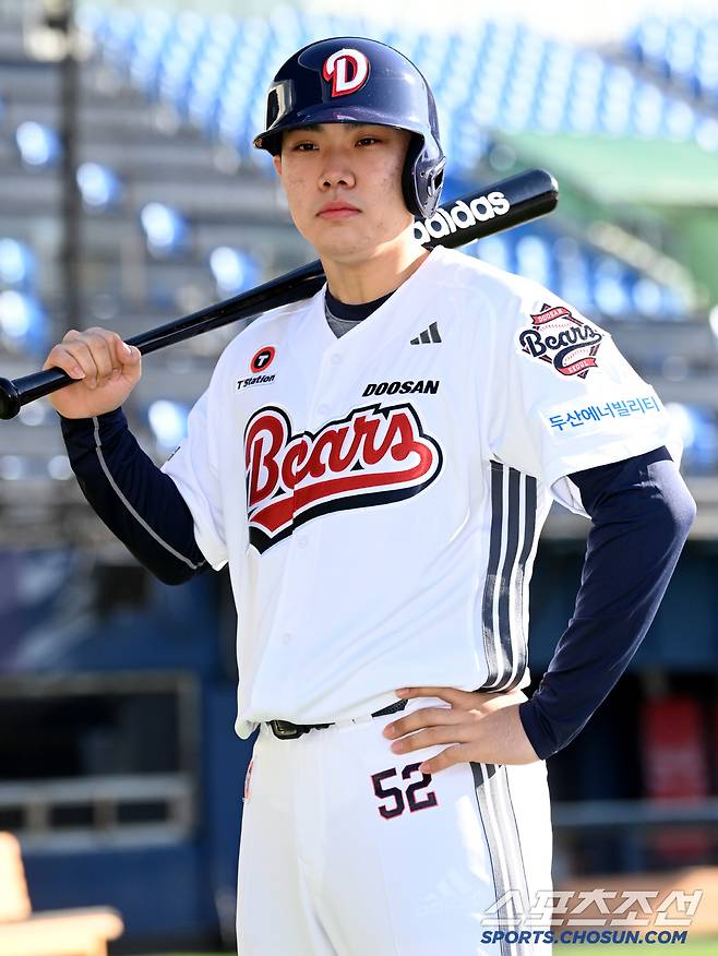 2025 두산베어스 창단기념식이 15일 잠실야구장에서 열렸다. 신인 박준순이 포토타임을 갖고 있다. 잠실=허상욱 기자 wook@sportschosun.com/2025.01.15/