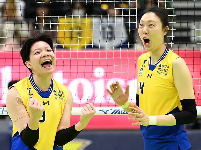 현대건설 위파위가 득점을 성공하자 양효진이 예상치 못한 듯 눈이 커지고 있다. 수원=허상욱 기자