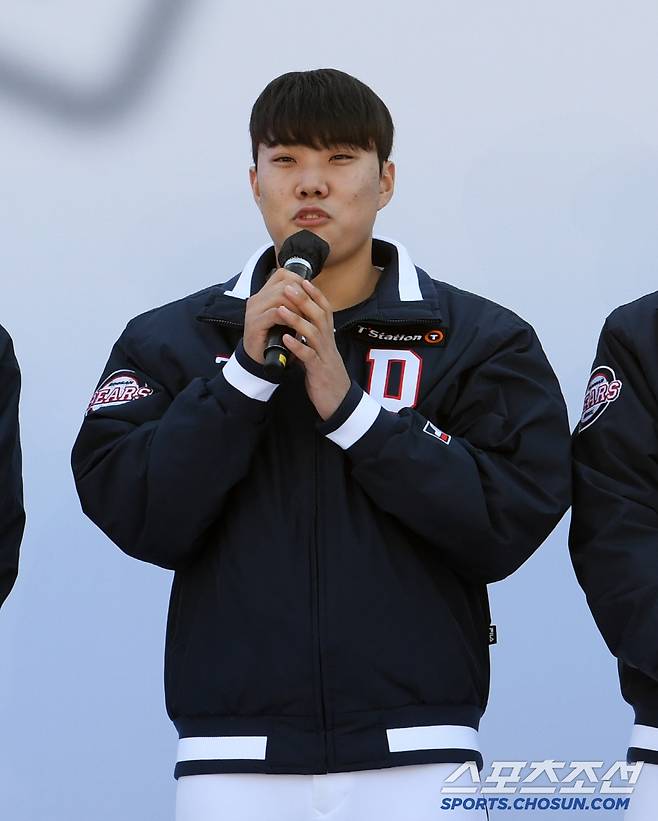 2024 곰들의 모임이 24일 잠실구장에서 열렸다. 두산 박준순이 팬들에게 인사를 건네고 있다. 잠실=박재만 기자 pjm@sportschosun.com/2024.11.24/