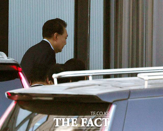 '내란 수괴 혐의'를 받는 윤석열 대통령이 15일 오전 한남동 관저에서 체포돼 경기 과천시 고위공직자범죄수사처에서 조사를 받기 위해 이동하고 있다. /과천=박헌우 기자