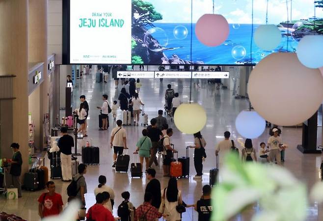 추석 연휴 마지막 날인 지난해 9월18일 귀경객과 관광객이 제주를 떠나기 위해 제주국제공항 출발장으로 향하고 있다. 연합뉴스
