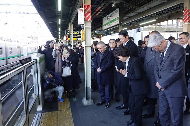 2024년 1월 26일 이수현씨의 23주기를 맞아 사고 현장인 도쿄 신오쿠보역에서 이씨의 모친 신윤찬(오른쪽에서 두 번째)씨와 윤덕민 주일 한국대사 등이 사고 현장 앞 플랫폼에서 묵념하고 있다. /연합뉴스