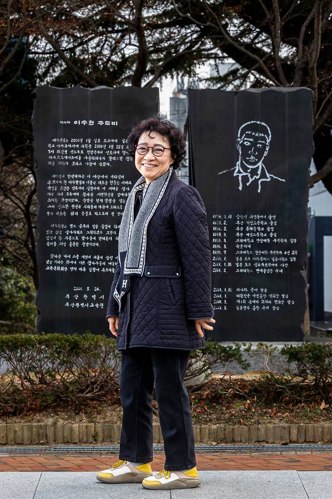신윤찬씨가 부산 초읍동 어린이대공원 입구 이수현 추모비 앞에 섰다. 24년이 지났지만 요즘도 관광 온 일본인들이 남긴 손편지와 꽃이 놓여 있다. /양수열 영상미디어 기자