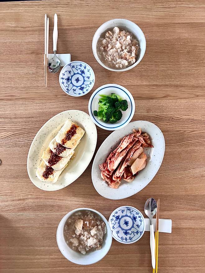 김치찜이 있어 김치를 반찬으로 올리지 않고 ‘빼기’를 실천한 밥상. /윤혜자 제공