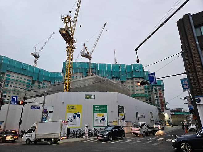 지난 16일 오후 서울 서초구 방배동 ‘래미안 원페를라’ 공사현장. /방재혁 기자