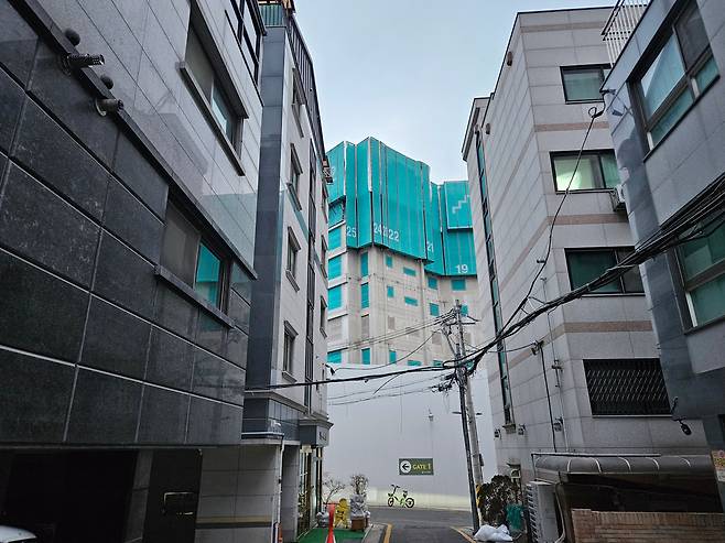 지난 16일 오후 서울 서초구 방배동 빌라촌 사이로 보이는 ‘래미안 원페를라’ 공사현장. /방재혁 기자