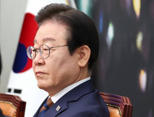 더불어민주당 이재명 대표가 17일 국회에서 열린 최고위원회의에서 박찬대 원내대표의 발언을 듣고 있다. 연합뉴스