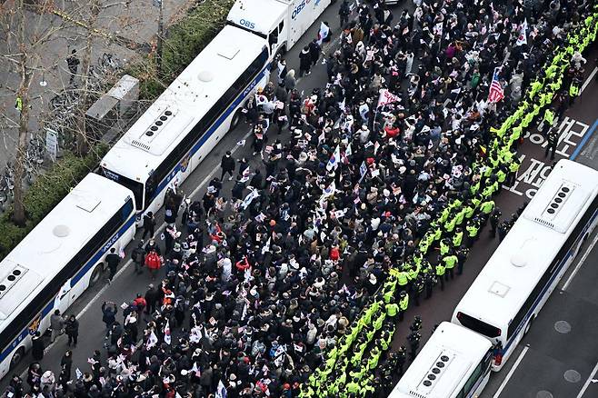 내란 우두머리 혐의로 체포된 윤석열 대통령의 구속 전 피의자 심문(영장실질심사)이 열린 18일 서울 마포구 서울서부지방법원 앞에서 윤 대통령 지지자들이 집회를 이어가고 있다. 공동취재 2025.1.18 뉴스1