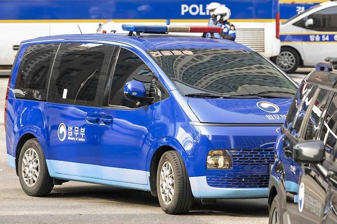 윤석열 대통령이 구속 전 피의자심문(영장실질심사)에 출석하는 18일 서울 마포구 서울서부지방법원에 호송차가 들어 오고 있다. 공동취재 2025.01.18. 뉴시스