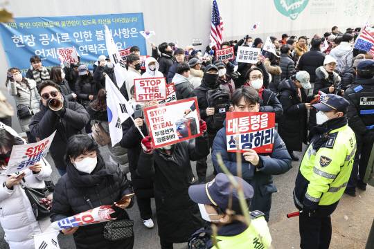 12·3 비상계엄 내란수괴·직권남용 혐의로 체포된 윤석열 대통령의 구속 전 피의자심문(영장실질심사)이 열린 18일 서울 마포구 서울서부지방법원 앞에서 윤 대통령 지지자들이 집회를 하고 있다.<연합뉴스 사진>